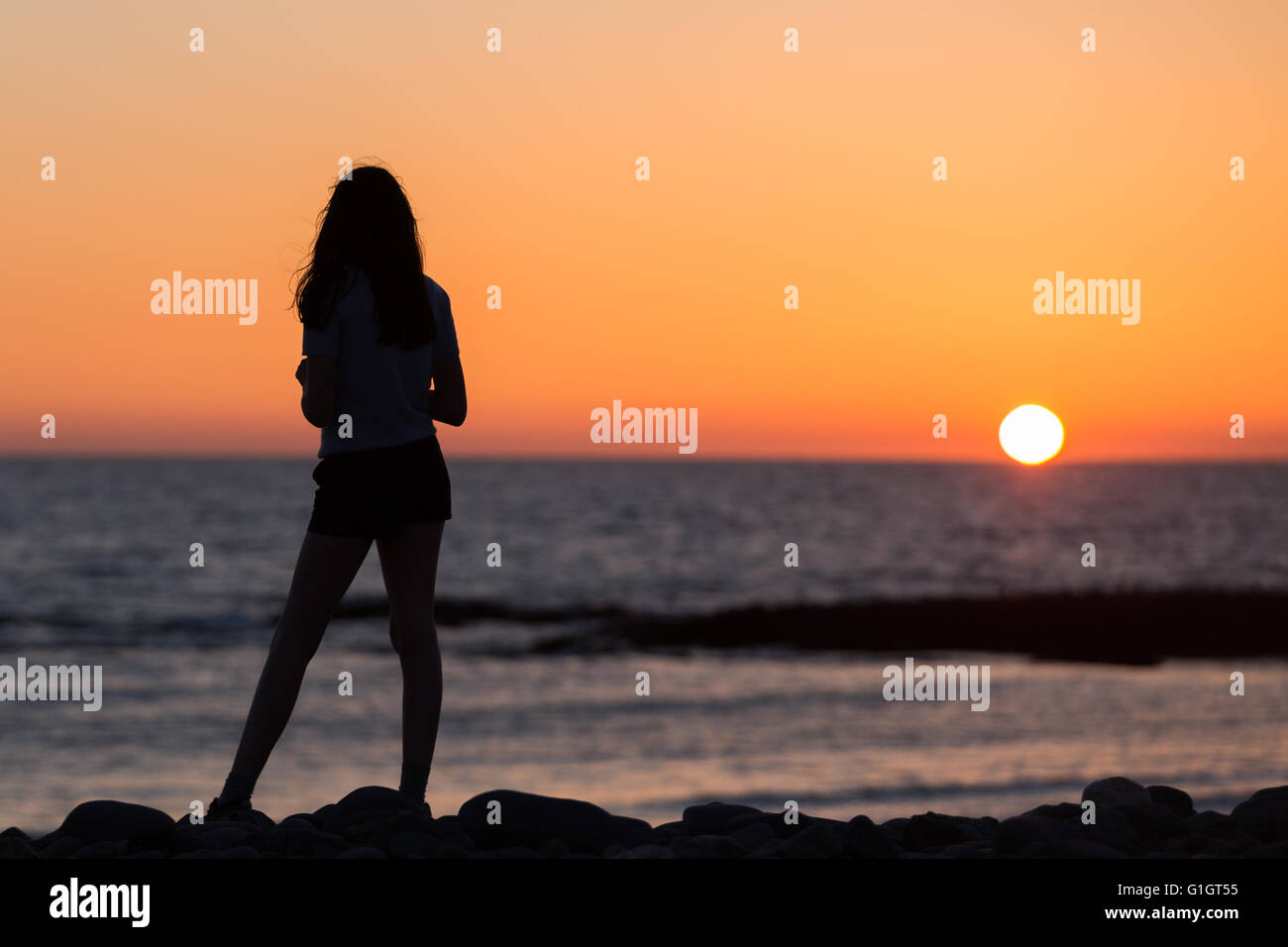 Clarach, Ceredigion, Wales, Regno Unito 14 maggio 2016. Regno Unito: Meteo splendido tramonto sulla costa occidentale del Galles come la temperatura comincia a scendere al di sotto di 10 C, con la previsione di una fredda notte per molti, con un tocco di brina possibile in luoghi rurali. Credito: Ian Jones/Alamy Live News Foto Stock
