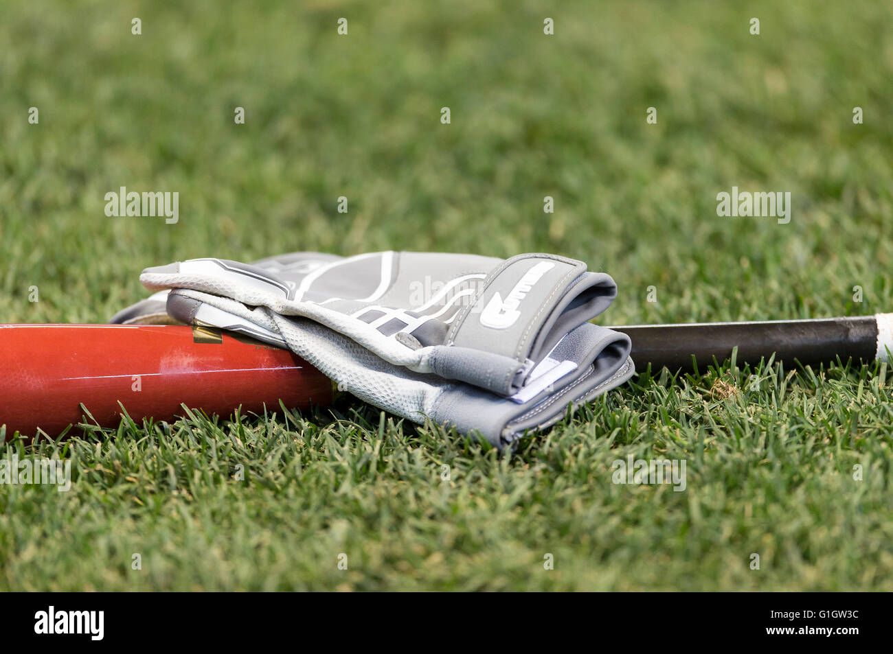 Milwaukee, WI, Stati Uniti d'America. 14 Maggio, 2016. Una coppia di coltelli guanti di ovatta giacciono sul campo prima della Major League Baseball gioco tra il Milwaukee Brewers e San Diego Padres a Miller Park di Milwaukee, WI. John Fisher/CSM/Alamy Live News Foto Stock