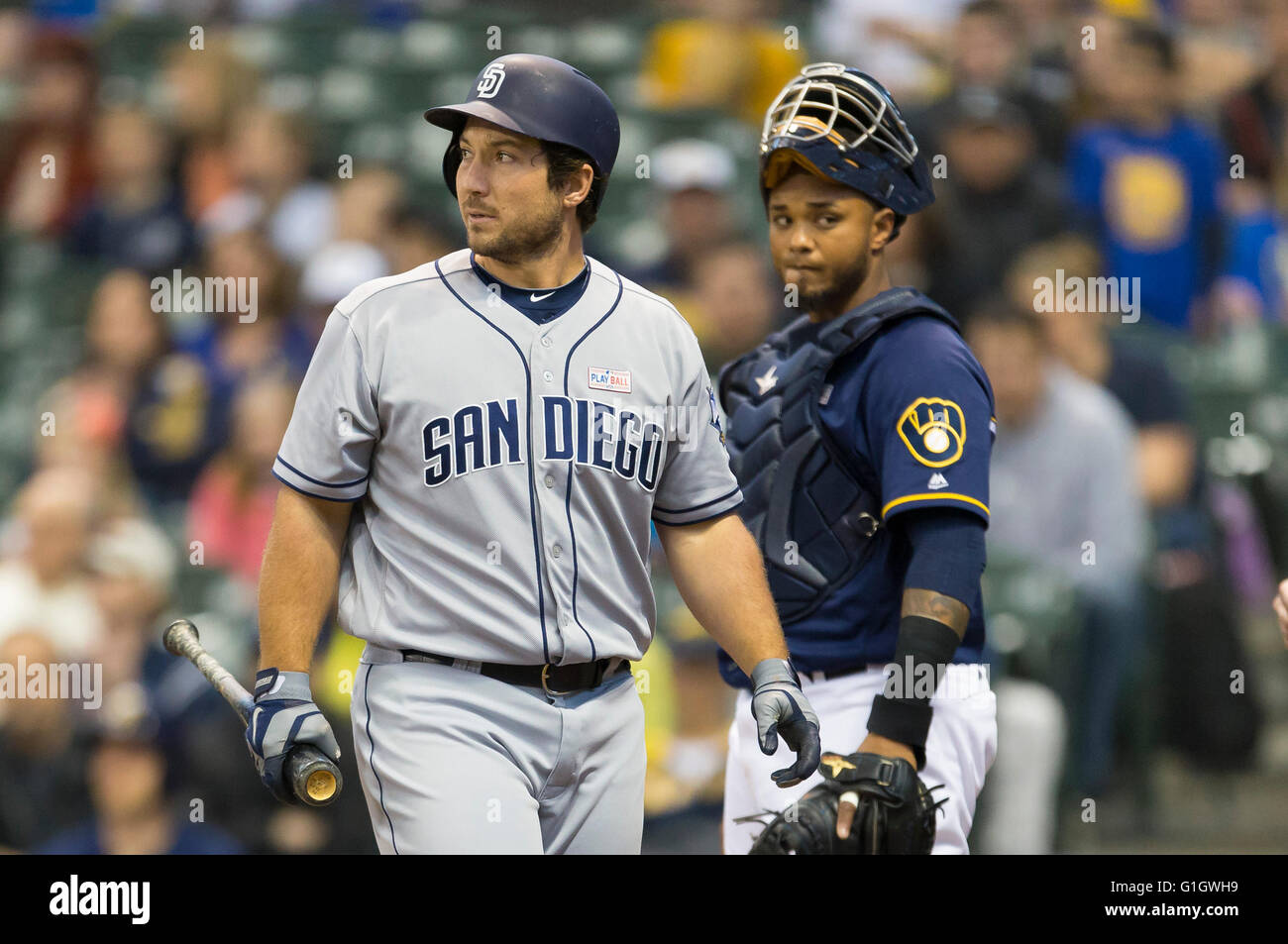 Milwaukee, WI, Stati Uniti d'America. 14 Maggio, 2016. San Diego Padres terzo baseman Brett Wallace #39 cammina indietro in panchina dopo aver depennato nella Major League Baseball gioco tra il Milwaukee Brewers e San Diego Padres a Miller Park di Milwaukee, WI. John Fisher/CSM/Alamy Live News Foto Stock