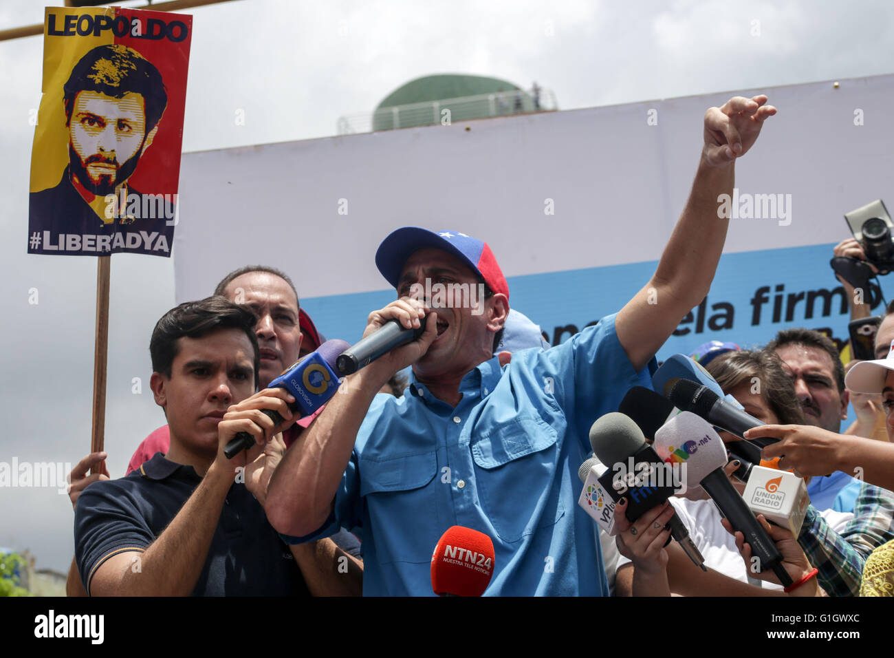 (160515) -- CARACAS, 15 maggio 2016 (Xinhua) -- Miranda Stato governatore Henrique Capriles (C) eroga un discorso in una dimostrazione impegnativa la rapida attivazione del richiamo di un referendum contro il Venezuela del Presidente Nicolas Maduro, a Caracas, Venezuela, il 14 maggio 2016. (Xinhua/Cristian Hernandez) (JP) Foto Stock