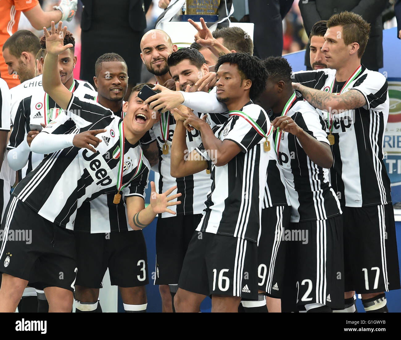 (160515) -- Torino, 15 maggio 2016 (Xinhua) -- giocatori della Juventus prendere selfies come essi celebrare la loro Serie A titolo dopo una partita contro la Sampdoria a Torino, Italia, 14 maggio 2016. (Xinhua/Alberto Lingria) Foto Stock