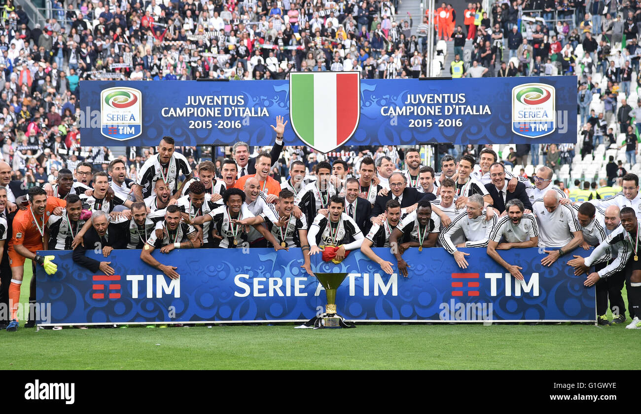 (160515) -- Torino, 15 maggio 2016 (Xinhua) -- giocatori della Juventus celebrare la loro Serie A titolo dopo una partita contro la Sampdoria a Torino, Italia, 14 maggio 2016. (Xinhua/Alberto Lingria) Foto Stock