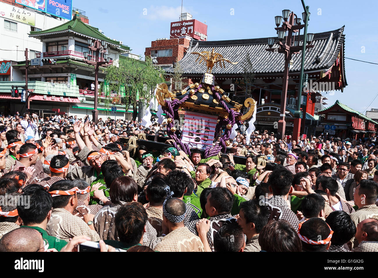 Festival Sanja i partecipanti portano un mikoshi (santuario portatile) nella parte anteriore del Kaminarimon o Kaminari Gate, del tempio di Sensoji nel quartiere di Asakusa il 15 maggio 2016, Tokyo, Giappone. Sanja Matsuri (festival) è uno dei tre grandi festival Shinto di Tokyo, attraendo più di 1.8 milioni di persone ogni anno per i tre giorni della manifestazione. Il più importante evento si verifica la domenica mattina, dove i partecipanti partono portando i tre grandi santuari portatili alle 6 del mattino dal tempio di Sensoji e visita e di donare benedizioni in area di Asakusa tornando intorno alle 8 di sera. (Foto di Rodrigo Reyes Marin/AFLO) Foto Stock