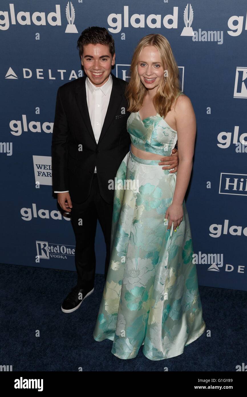 New York, Stati Uniti d'America. 14 Maggio, 2016. Noè Galvin, Tessa Albertson presso gli arrivi per la ventisettesima edizione GLAAD Media Awards, il Waldorf-Astoria, New York, NY, 14 maggio 2016. Credito: Everett Collection Inc/Alamy Live News Foto Stock