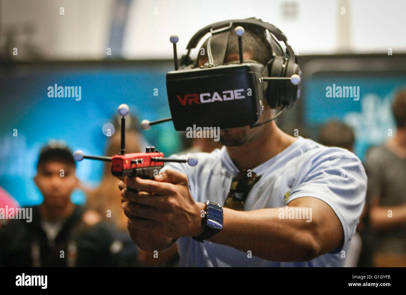 (160515) -- VANCOUVER, 15 maggio 2016 (Xinhua) -- Un visitatore sperimenta una realtà virtuale gioco di ripresa al Virtual Reality expo in Vancouver, Canada, 14 maggio 2016. L'expo è stato il primo del suo genere svoltasi a Vancouver. (Xinhua Liang/Sen) Foto Stock