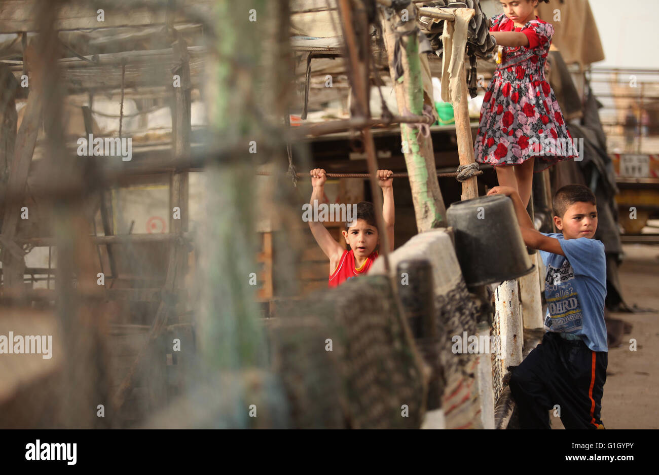 14 maggio 2016 - Gaza City, nella Striscia di Gaza, Territori palestinesi - Ragazzi palestinesi giocare su una strada in corrispondenza del al-Shati Refugee Camp di Gaza City il 14 maggio 2016 (credito Immagine: © Ashraf Amra/APA immagini via ZUMA filo) Foto Stock