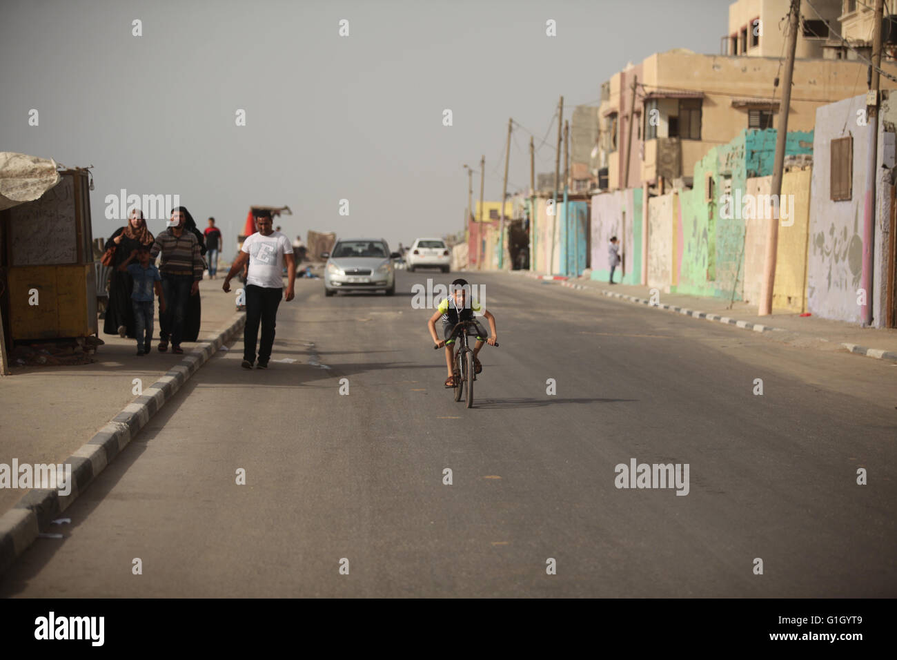 14 maggio 2016 - Gaza City, nella Striscia di Gaza, Territori palestinesi - un ragazzo palestinese cavalca una bicicletta in corrispondenza del al-Shati Refugee Camp di Gaza City il 14 maggio 2016 (credito Immagine: © Ashraf Amra/APA immagini via ZUMA filo) Foto Stock