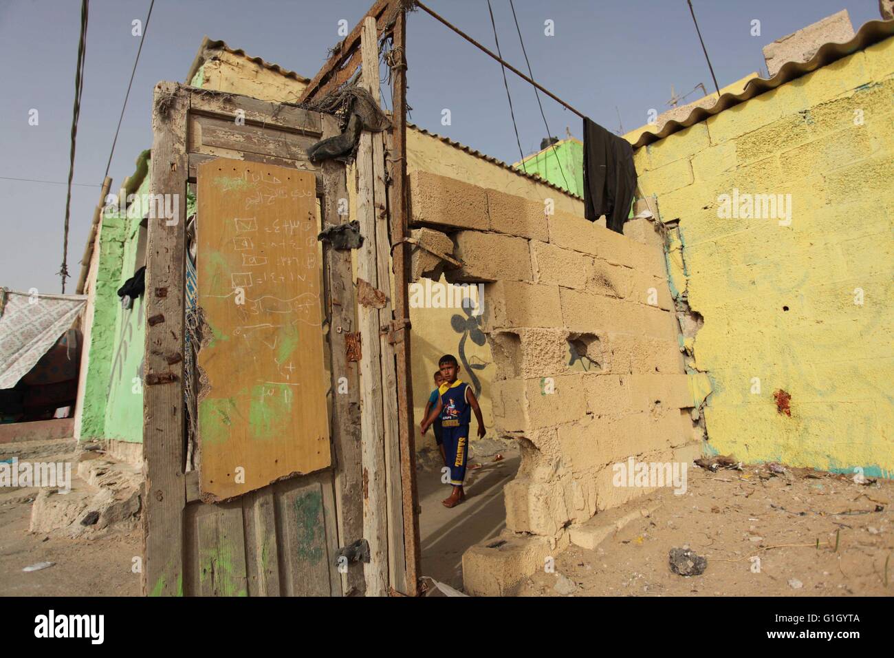 14 maggio 2016 - Gaza City, nella Striscia di Gaza, Territori palestinesi - Ragazzi palestinesi giocare su una strada in corrispondenza del al-Shati Refugee Camp di Gaza City il 14 maggio 2016 (credito Immagine: © Ashraf Amra/APA immagini via ZUMA filo) Foto Stock