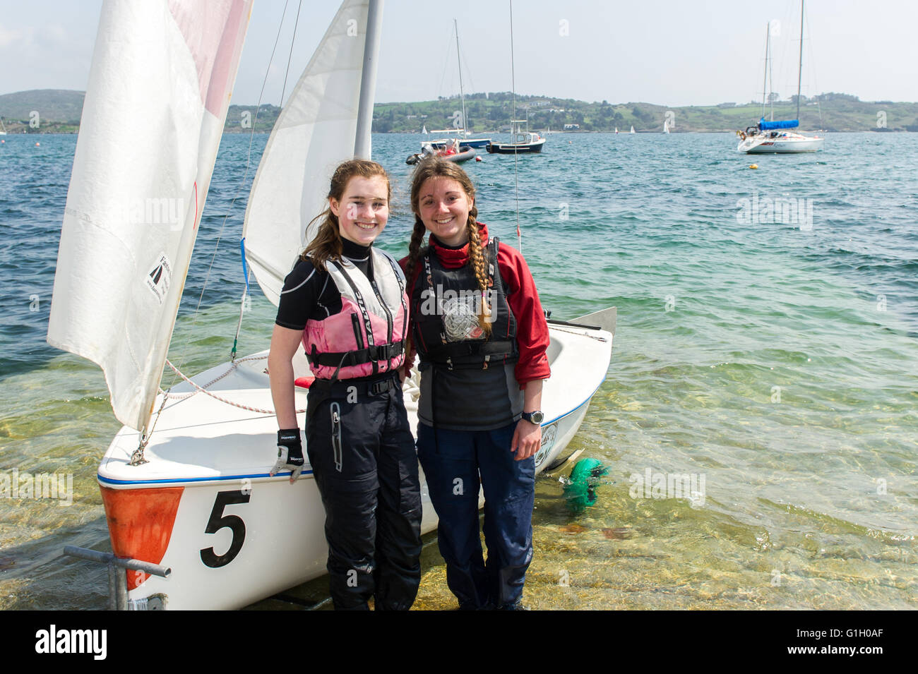 Schull, Irlanda. 14 Maggio, 2016. La stagione di vela è tornato in pieno svolgimento in West Cork. Nella foto sullo scalo sono Gabrielle Hogan, Schull e Annie Baker, Baltimore. Credito: Andy Gibson/Alamy Live News Foto Stock