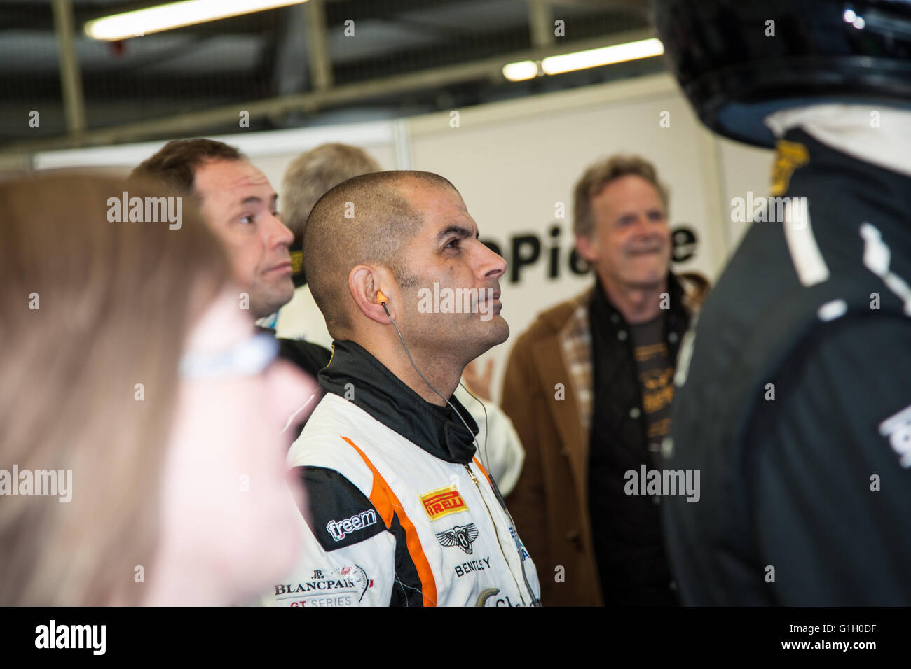 Silverstone, UK. 15 Maggio, 2016. Giornalista Chris Harris di Top Gear in pit lane in attesa tomgo nella sua Bentley Continental GT3 Credito: Steven roe/Alamy Live News Foto Stock Silverstone, UK. 15 Maggio, 2016. Giornalista Chris Harris di Top Gear in pit lane in attesa tomgo nella sua Bentley Continental GT3 Credito: Steven roe/Alamy Live News Foto Stock