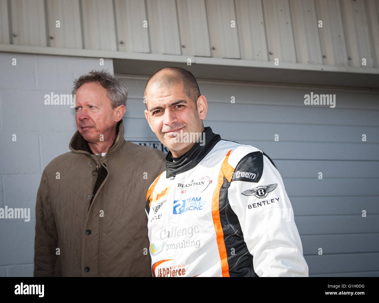 Silverstone, UK. 15 Maggio, 2016. Giornalista Chris Harris di Top Gear in pit lane in attesa tomgo nella sua Bentley Continental GT3 Credito: Steven roe/Alamy Live News Foto Stock Silverstone, UK. 15 Maggio, 2016. Giornalista Chris Harris di Top Gear in pit lane in attesa tomgo nella sua Bentley Continental GT3 Credito: Steven roe/Alamy Live News Foto Stock