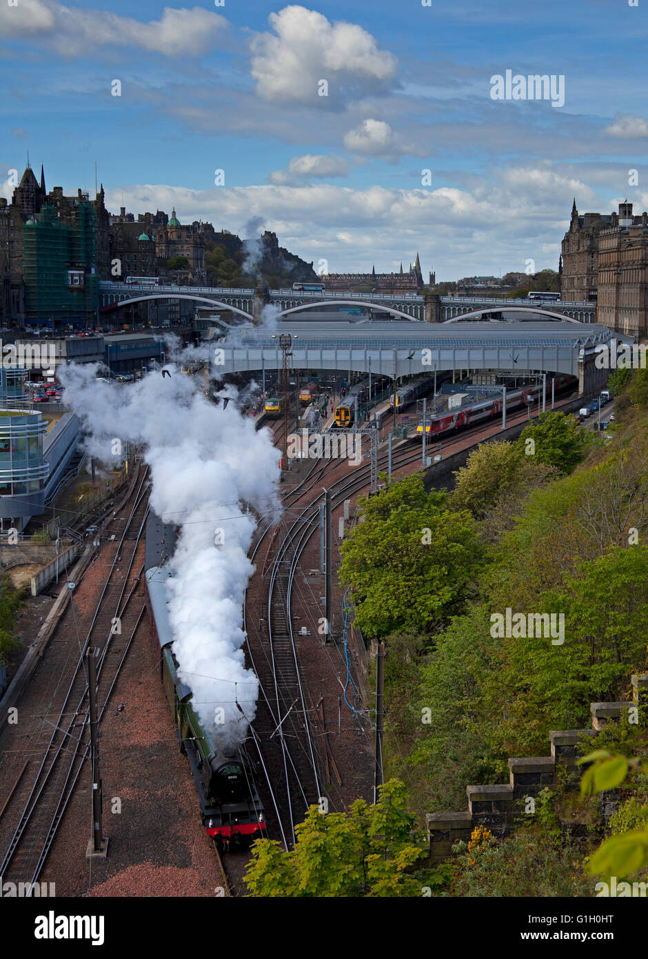 Edimburgo, Scozia, Regno Unito, 15 maggio 2016. Il Flying Scotsman locomotiva parte dalla stazione di Waverley per il suo viaggio in giornata alla Scottish Borders in una bella mattina di sole. Foto Stock