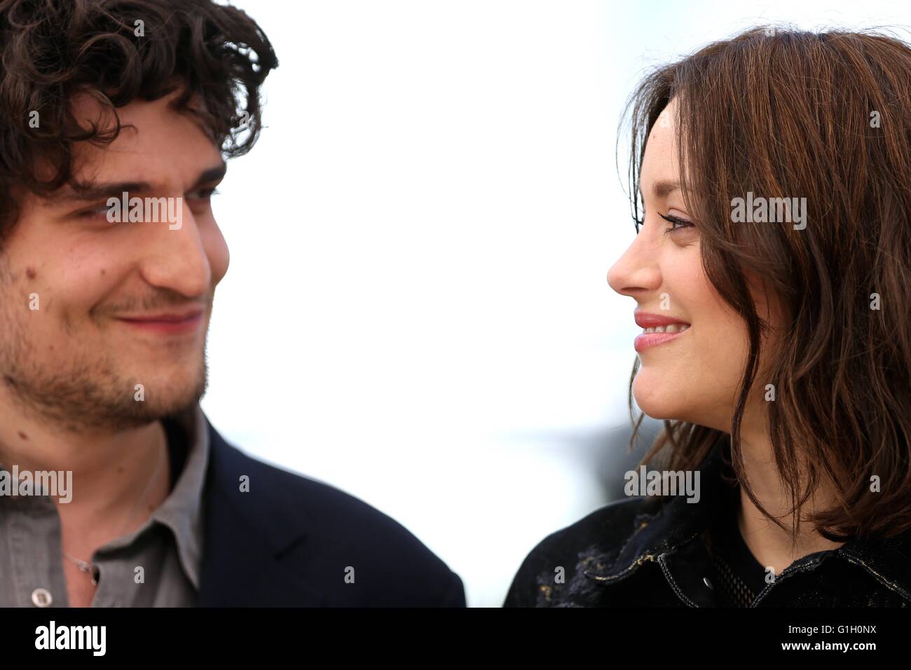 (160515) -- CANNES, 15 maggio 2016 (Xinhua) -- membri del cast Marion Cotillard (R) e Louis Garrel pongono durante un photocall per il film 'Mal de Pierres' (Dalla Terra alla Luna) in concorso al 69a Cannes Film Festival di Cannes, Francia, 15 maggio 2016. (Xinhua/Jin Yu) Foto Stock