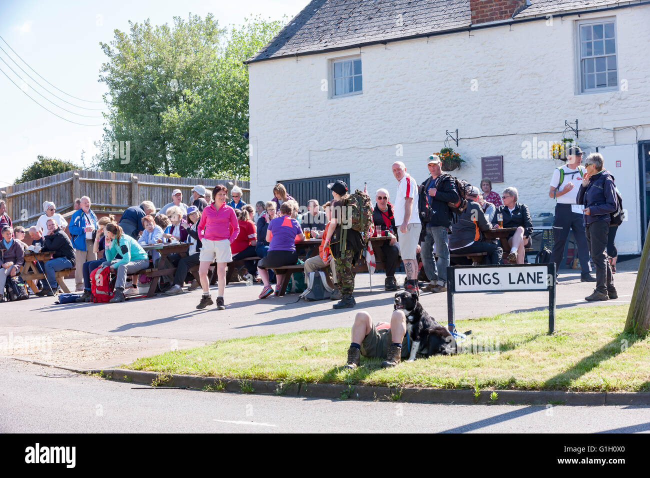 Wellingborough, Northamptonshire, Sun 15 maggio 2016. (Ultimo giorno) la 37th International Waendel a piedi Weekend, 42km(26 miglia) percorso verde, walkers avvicinando il punto di controllo (23,1 km) l'Agnello, Little Harrowden. Northants. Credito: Keith J Smith./Alamy Live News Foto Stock