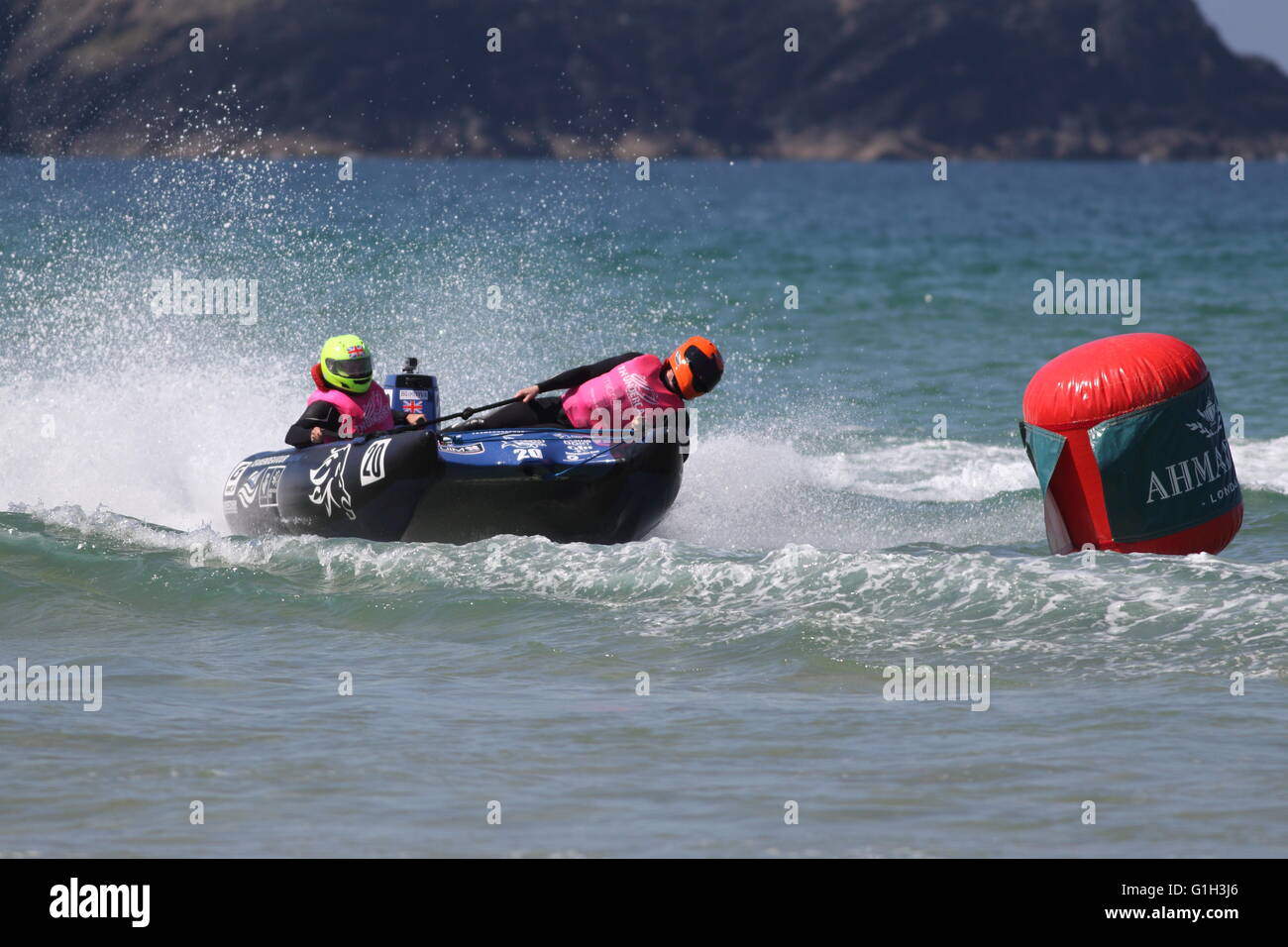 Newquay, Cornwall, Regno Unito. 15 Maggio, 2016. Il 2016 ThunderCat Racing Championship avviene a Fistral Beach. Venti lunga 4m imbarcazioni gonfiabili prendere parte alla gara dotate ciascuna di 50 hp motori con un pilota e copilota. Credito: Nicholas Burningham/Alamy Live News Foto Stock