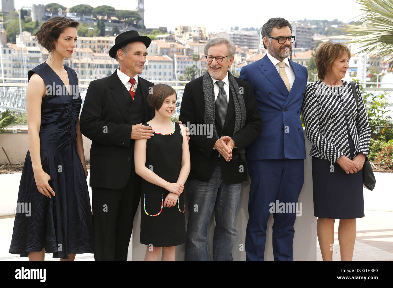 Rebecca Hall, Mark Rylance, Ruby Barnhill, Steven Spielberg, Jemaine Clement e Penelope Wilton presso la "BFG' photocall durante la 69a Cannes Film Festival presso il Palais des Festivals in maggio 14, 2016 | Utilizzo di tutto il mondo Foto Stock