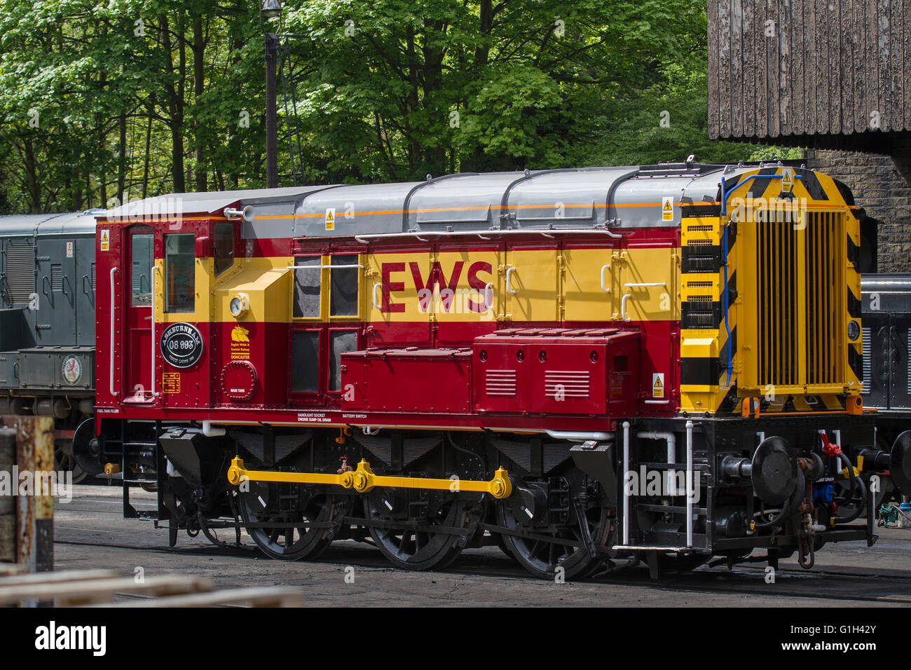Locomotiva diesel-elettrica per shunting a Haworth, North Yorkshire, Regno Unito. British Railways Class 08 Diesel Electric 0-6-0 shunter No. D3759 / 08 993. Foto Stock