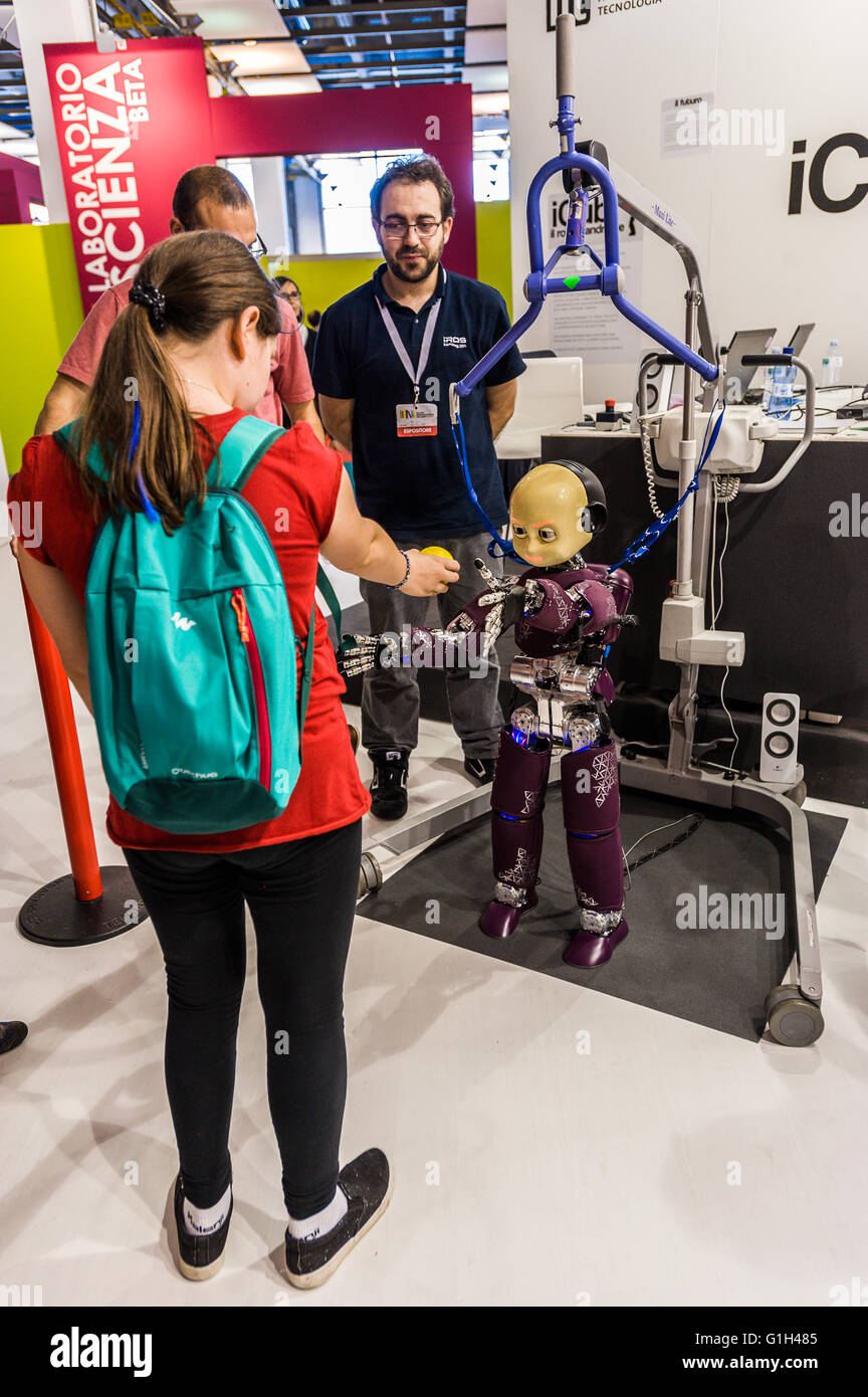 Torino, Italia. 15 Maggio, 2016. XXIX Fiera Internazionale del Libro - i bambini interagiscono con il robot Icub Credito: Davvero Facile Star/Alamy Live News Foto Stock