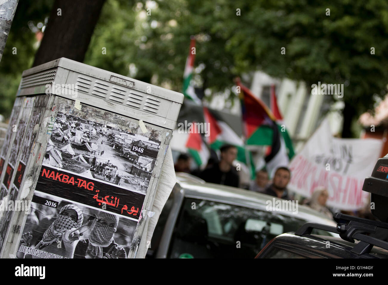 Palestinan sostenitori contrassegnare la nakba day (Giorno della catastrofe) a Berlino il 68esimo anniversario della la nakba, quando 700.000 palestinesi sono stati spostati per formare lo stato di Israele Foto Stock