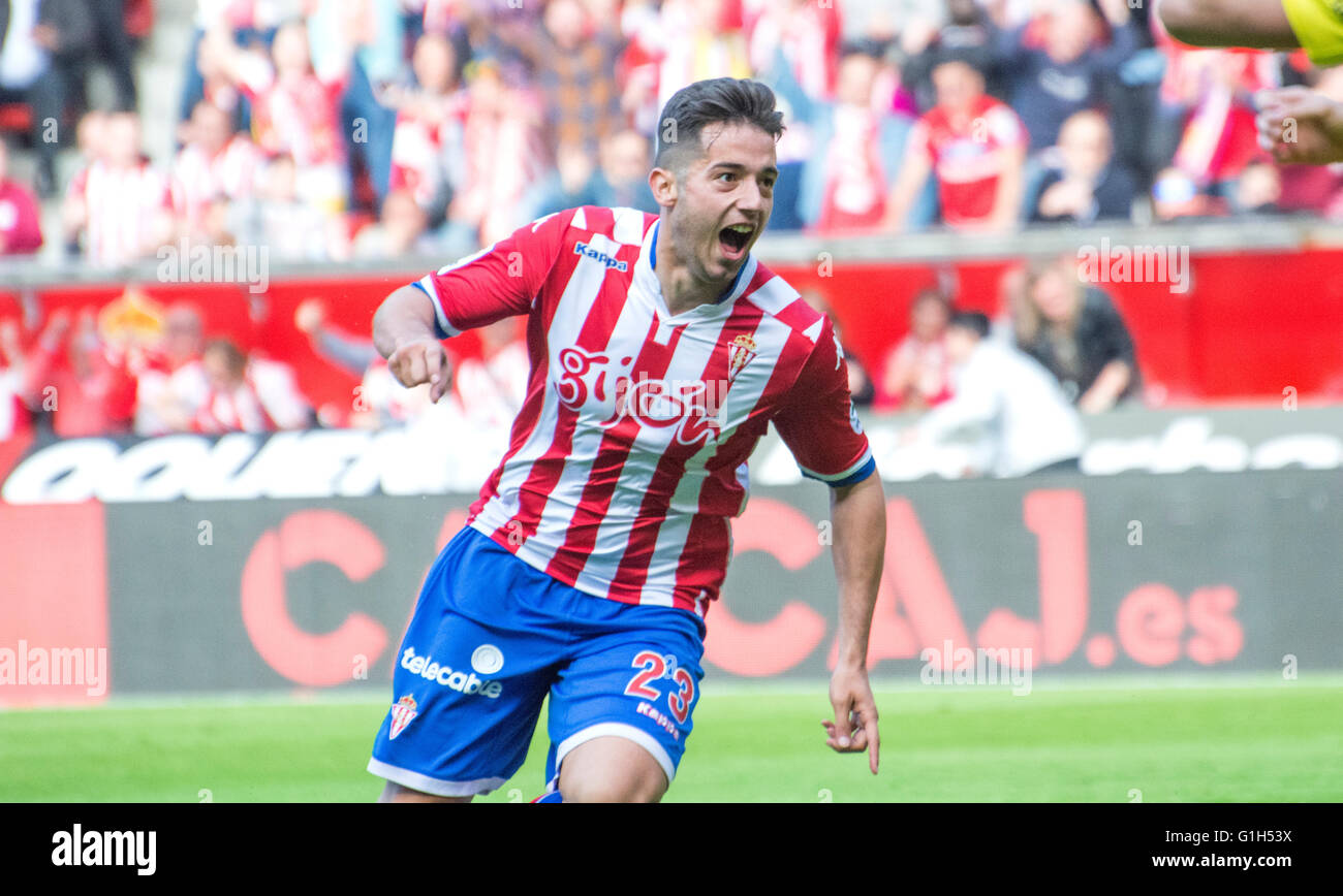 Gijon, Spagna. 15 Maggio, 2016. Jony Rodriguez (Mildfierder, Sporting Gijón) celebra il suo primo obiettivo durante la partita di calcio dell'ultimo round della stagione 2016/2017 del campionato spagnolo "La Liga " tra Real Sporting de Gijón e Villareal CF a Molinón stadio su 15 Maggio 2016 a Gijon, Spagna. Credito: David Gato/Alamy Live News Foto Stock