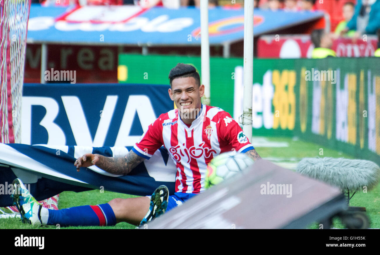 Gijon, Spagna. 15 Maggio, 2016. Antonio Sanabria (avanti, Sporting Gijón) deluso come il suo tiro va ampia durante la partita di calcio dell'ultimo round della stagione 2016/2017 del campionato spagnolo "La Liga " tra Real Sporting de Gijón e Villareal CF a Molinón stadio su 15 Maggio 2016 a Gijon, Spagna. Credito: David Gato/Alamy Live News Foto Stock