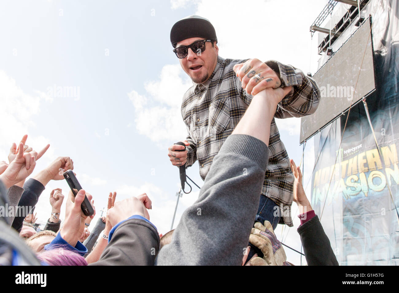 14 maggio 2016 - Somerset, Wisconsin, Stati Uniti - cantante SONNY SANDOVAL della folla P.O.D. naviga a Somerset anfiteatro durante l'invasione del nord Festival di musica nel Somerset, Wisconsin (credito Immagine: © Daniel DeSlover via ZUMA filo) Foto Stock