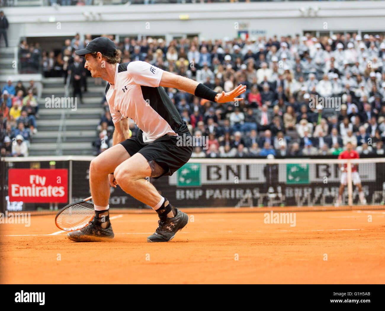 Roma, Italia. 15 Maggio, 2016. Andy Murray lotte invano di vincere una palla che cade a corto appena al di sopra del net., Foro Italico, Roma, Italia, 15/05/16 Credit: stephen Bisgrove/Alamy Live News Foto Stock