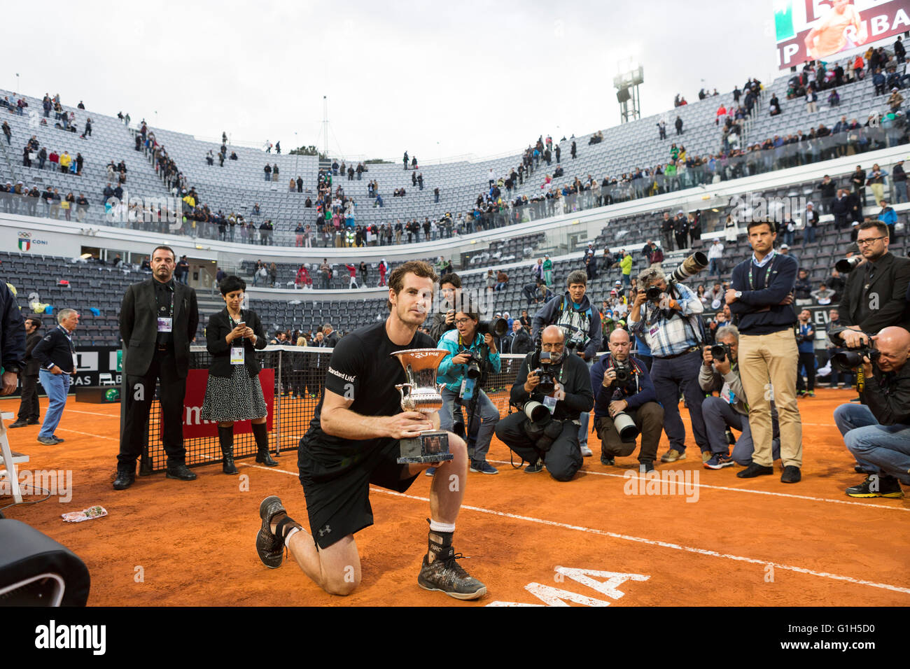 Roma, Italia. 15 Maggio, 2016. Andy Murray comporta per i fotografi con gli uomini singoli trophy della Roma internazionali di tennis Foto Stock