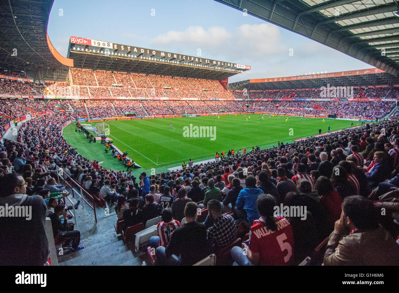 Gijon, Spagna. 15 Maggio, 2016. Stadium durante la partita di calcio dell'ultimo round della stagione 2016/2017 del campionato spagnolo "La Liga " tra Real Sporting de Gijón e Villareal CF a Molinón stadio su 15 Maggio 2016 a Gijon, Spagna. Credito: David Gato/Alamy Live News Foto Stock