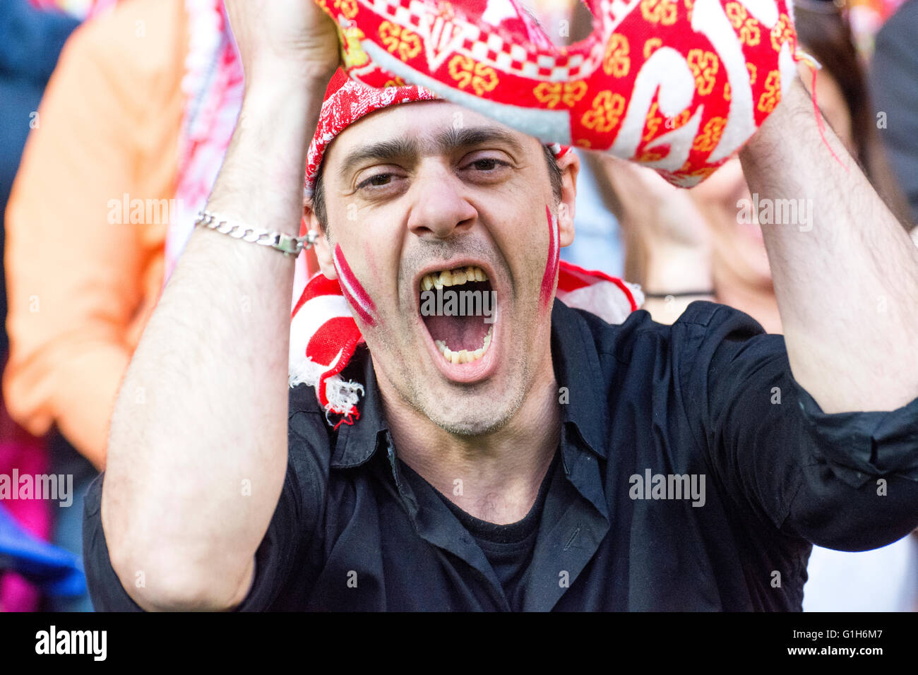 Gijon, Spagna. 15 Maggio, 2016. Un sostenitore del Real Sporting de Gijón con una sciarpa celebra un obiettivo della sua squadra durante la partita di calcio dell'ultimo round della stagione 2016/2017 del campionato spagnolo "La Liga " tra Real Sporting de Gijón e Villareal CF a Molinón stadio su 15 Maggio 2016 a Gijon, Spagna. Credito: David Gato/Alamy Live News Foto Stock