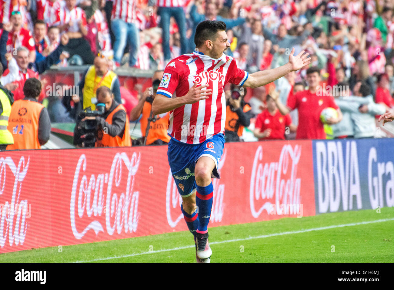Gijon, Spagna. 15 Maggio, 2016. Sergio Alvarez (Mildfierder, Sporting Gijón) celebra il suo obiettivo, la seconda del suo team, durante la partita di calcio dell'ultimo round della stagione 2016/2017 del campionato spagnolo "La Liga " tra Real Sporting de Gijón e Villareal CF a Molinón stadio su 15 Maggio 2016 a Gijon, Spagna. Credito: David Gato/Alamy Live News Foto Stock