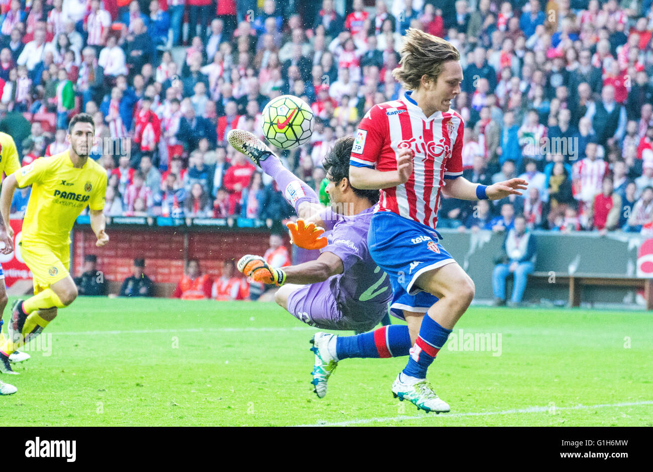Gijon, Spagna. 15 Maggio, 2016. Mariano Barbosa (Portiere, Villareal CF) arresta un tralcio di Alen Halilovic (Mildfierder, Sporting Gijón) durante la partita di calcio dell'ultimo round della stagione 2016/2017 del campionato spagnolo "La Liga " tra Real Sporting de Gijón e Villareal CF a Molinón stadio su 15 Maggio 2016 a Gijon, Spagna. Credito: David Gato/Alamy Live News Foto Stock