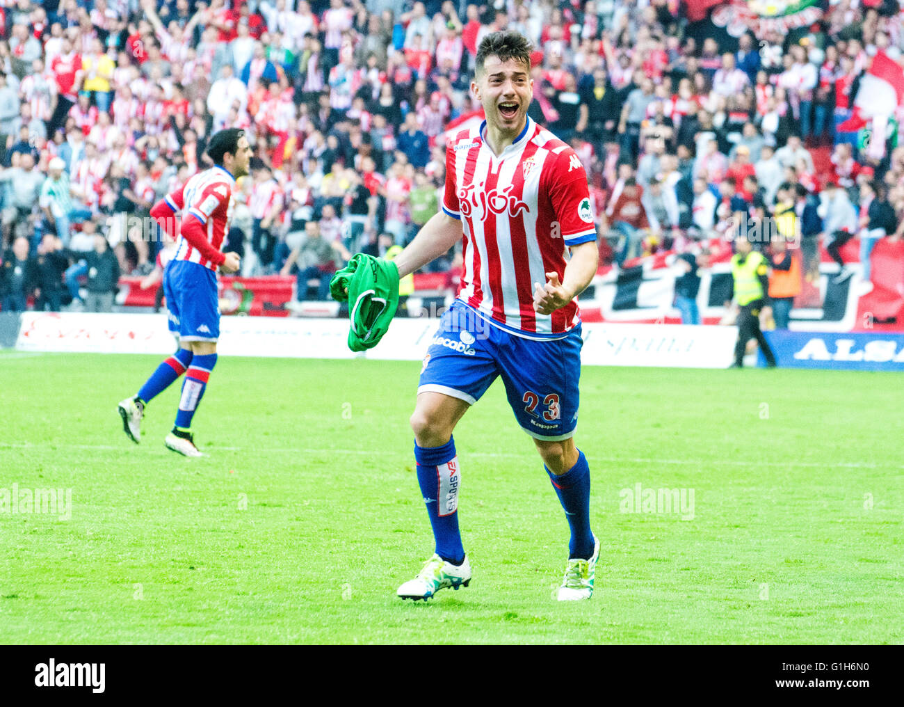 Gijon, Spagna. 15 Maggio, 2016. Jony Rodriguez (Mildfierder, Sporting Gijón) celebra il salvataggio della categoria della sua squadra dopo aver vinto la partita di calcio dell'ultimo round della stagione 2016/2017 del campionato spagnolo "La Liga " tra Real Sporting de Gijón e Villareal CF a Molinón stadio su 15 Maggio 2016 a Gijon, Spagna. Credito: David Gato/Alamy Live News Foto Stock
