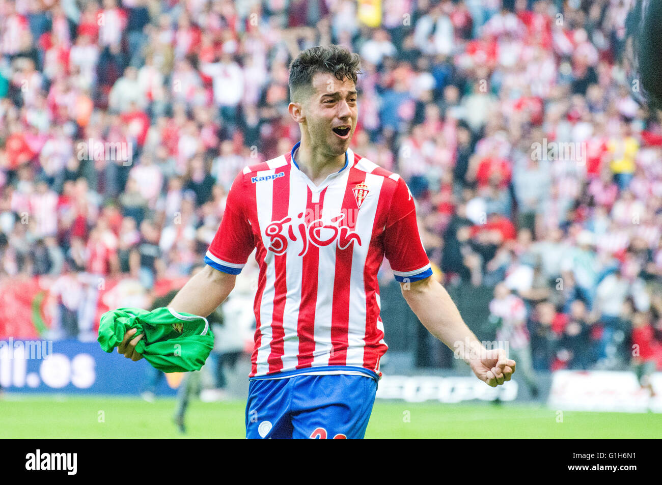 Gijon, Spagna. 15 Maggio, 2016. Jony Rodriguez (Mildfierder, Sporting Gijón) celebra il salvataggio della categoria della sua squadra dopo aver vinto la partita di calcio dell'ultimo round della stagione 2016/2017 del campionato spagnolo "La Liga " tra Real Sporting de Gijón e Villareal CF a Molinón stadio su 15 Maggio 2016 a Gijon, Spagna. Credito: David Gato/Alamy Live News Foto Stock