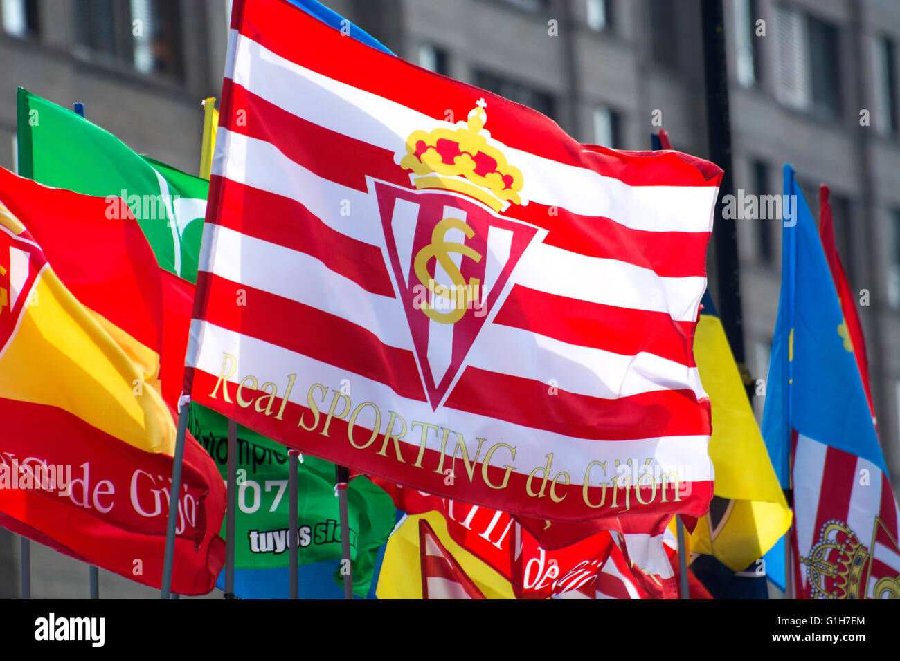 Gijon, Spagna. 15 Maggio, 2016. Bandiera di Sporting de Gijón dopo l' inizio della partita di calcio dell'ultimo round della stagione 2016/2017 del campionato spagnolo "La Liga " tra Real Sporting de Gijón e Villareal CF a Molinón stadio su 15 Maggio 2016 a Gijon, Spagna. Credito: David Gato/Alamy Live News Foto Stock