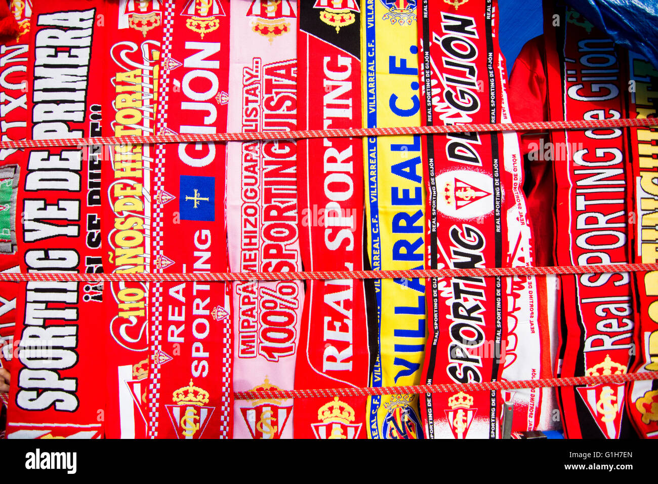 Gijon, Spagna. 15 Maggio, 2016. Sciarpe di Sporting de Gijón e Villareal CF dopo l' inizio della partita di calcio dell'ultimo round della stagione 2016/2017 del campionato spagnolo "La Liga " tra Real Sporting de Gijón e Villareal CF a Molinón stadio su 15 Maggio 2016 a Gijon, Spagna. Credito: David Gato/Alamy Live News Foto Stock