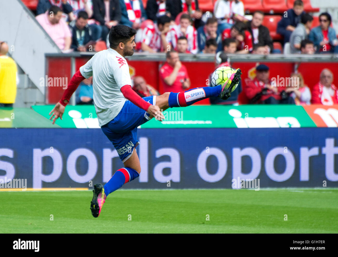Gijon, Spagna. 15 Maggio, 2016. Carlos Carmona (Mildfierder, Sporting Gijón) in azione durante la partita di calcio dell'ultimo round della stagione 2016/2017 del campionato spagnolo "La Liga " tra Real Sporting de Gijón e Villareal CF a Molinón stadio su 15 Maggio 2016 a Gijon, Spagna. Credito: David Gato/Alamy Live News Foto Stock