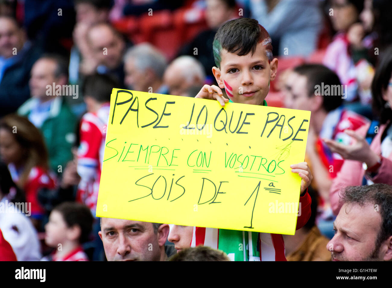 Gijon, Spagna. 15 Maggio, 2016. Un giovane sostenitore di Sporting de Gijón con un banner durante la partita di calcio dell'ultimo round della stagione 2016/2017 del campionato spagnolo "La Liga " tra Real Sporting de Gijón e Villareal CF a Molinón stadio su 15 Maggio 2016 a Gijon, Spagna. Credito: David Gato/Alamy Live News Foto Stock