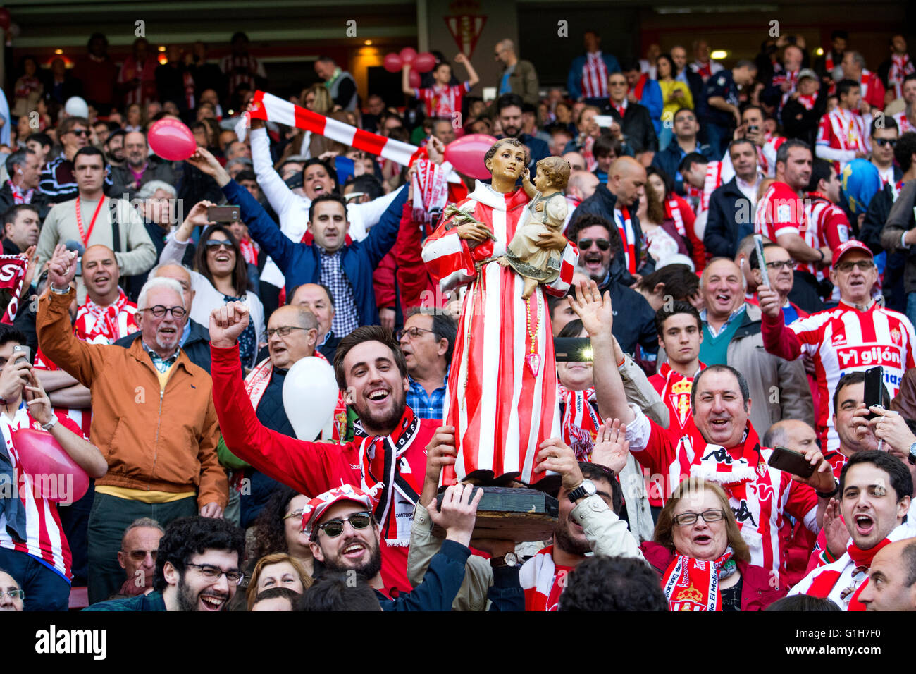 Gijon, Spagna. 15 Maggio, 2016. I sostenitori di una Sporting de Gijón san durante la partita di calcio dell'ultimo round della stagione 2016/2017 del campionato spagnolo "La Liga " tra Real Sporting de Gijón e Villareal CF a Molinón stadio su 15 Maggio 2016 a Gijon, Spagna. Credito: David Gato/Alamy Live News Foto Stock