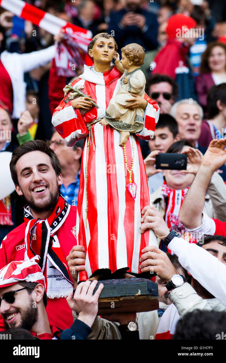 Gijon, Spagna. 15 Maggio, 2016. I sostenitori di una Sporting de Gijón san durante la partita di calcio dell'ultimo round della stagione 2016/2017 del campionato spagnolo "La Liga " tra Real Sporting de Gijón e Villareal CF a Molinón stadio su 15 Maggio 2016 a Gijon, Spagna. Credito: David Gato/Alamy Live News Foto Stock