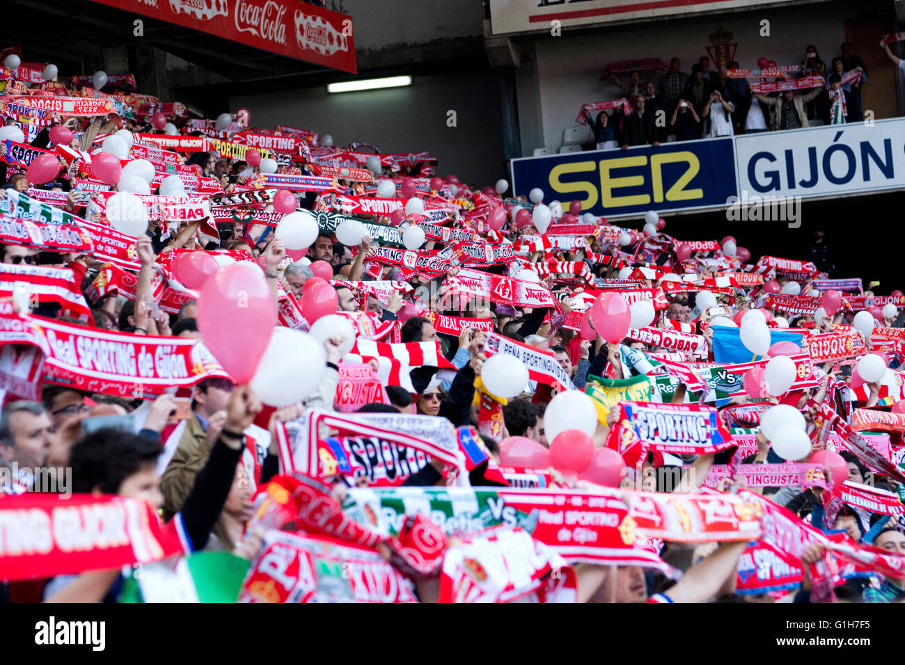 Gijon, Spagna. 15 Maggio, 2016. Sporting de Gijón sostenitori con sciarpe durante la partita di calcio dell'ultimo round della stagione 2016/2017 del campionato spagnolo "La Liga " tra Real Sporting de Gijón e Villareal CF a Molinón stadio su 15 Maggio 2016 a Gijon, Spagna. Credito: David Gato/Alamy Live News Foto Stock
