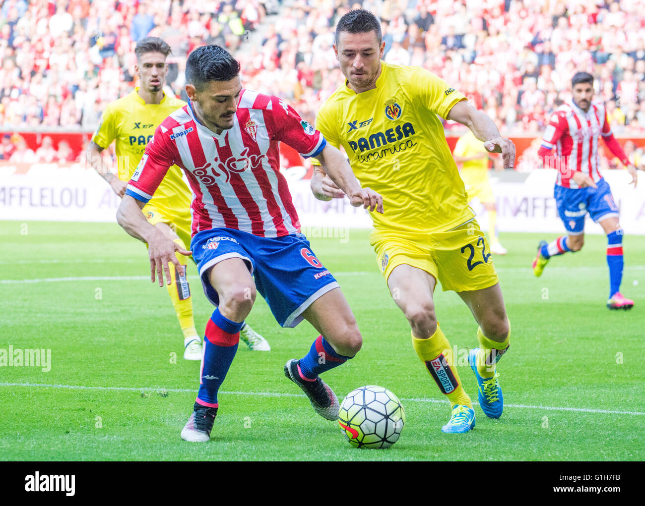 Gijon, Spagna. 15 Maggio, 2016. Sergio Alvarez (Mildfierder, Sporting Gijón) coperti da Antonio Rukavina (difensore, Villareal CF) durante la partita di calcio dell'ultimo round della stagione 2016/2017 del campionato spagnolo "La Liga " tra Real Sporting de Gijón e Villareal CF a Molinón stadio su 15 Maggio 2016 a Gijon, Spagna. Credito: David Gato/Alamy Live News Foto Stock