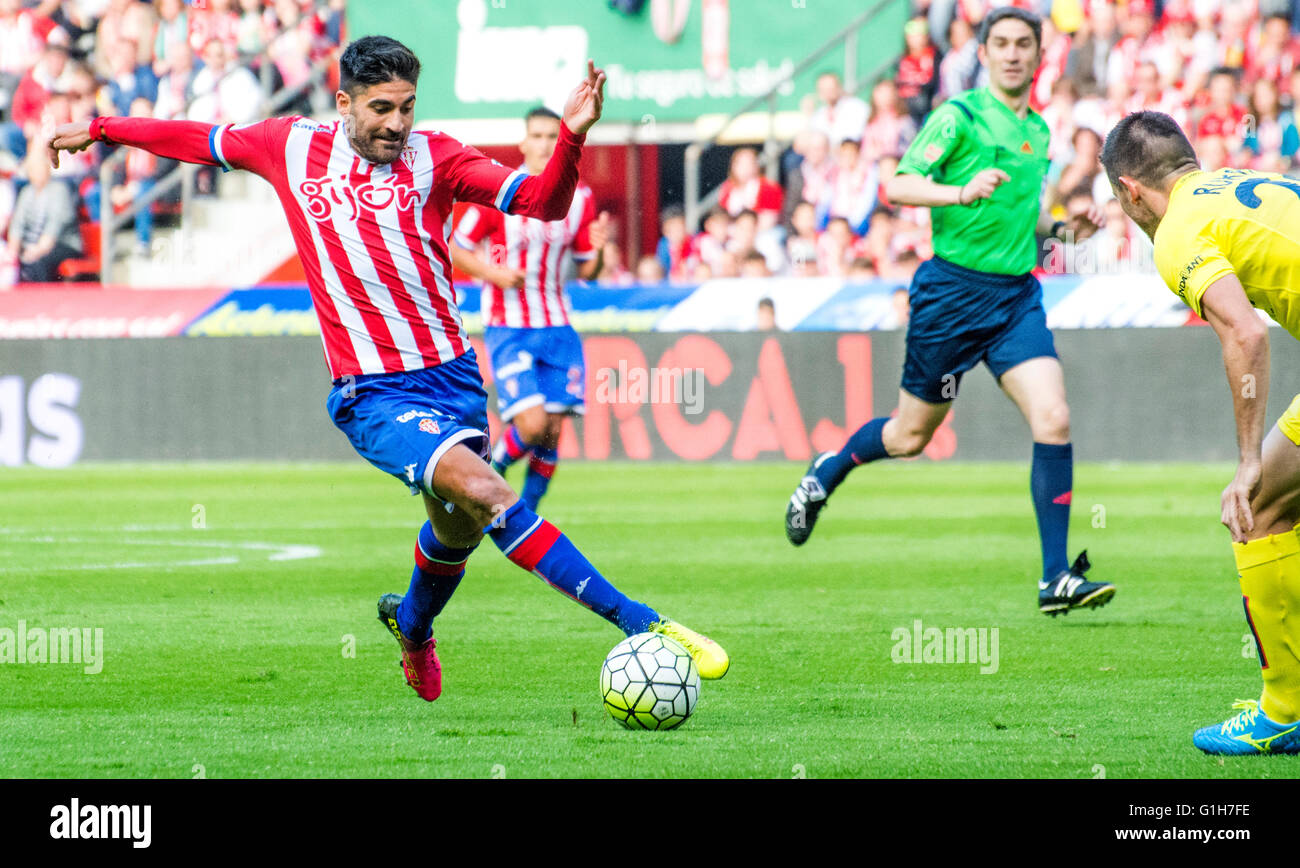 Gijon, Spagna. 15 Maggio, 2016. Carlos Carmona (Mildfierder, Sporting Gijón) in azione durante la partita di calcio dell'ultimo round della stagione 2016/2017 del campionato spagnolo "La Liga " tra Real Sporting de Gijón e Villareal CF a Molinón stadio su 15 Maggio 2016 a Gijon, Spagna. Credito: David Gato/Alamy Live News Foto Stock