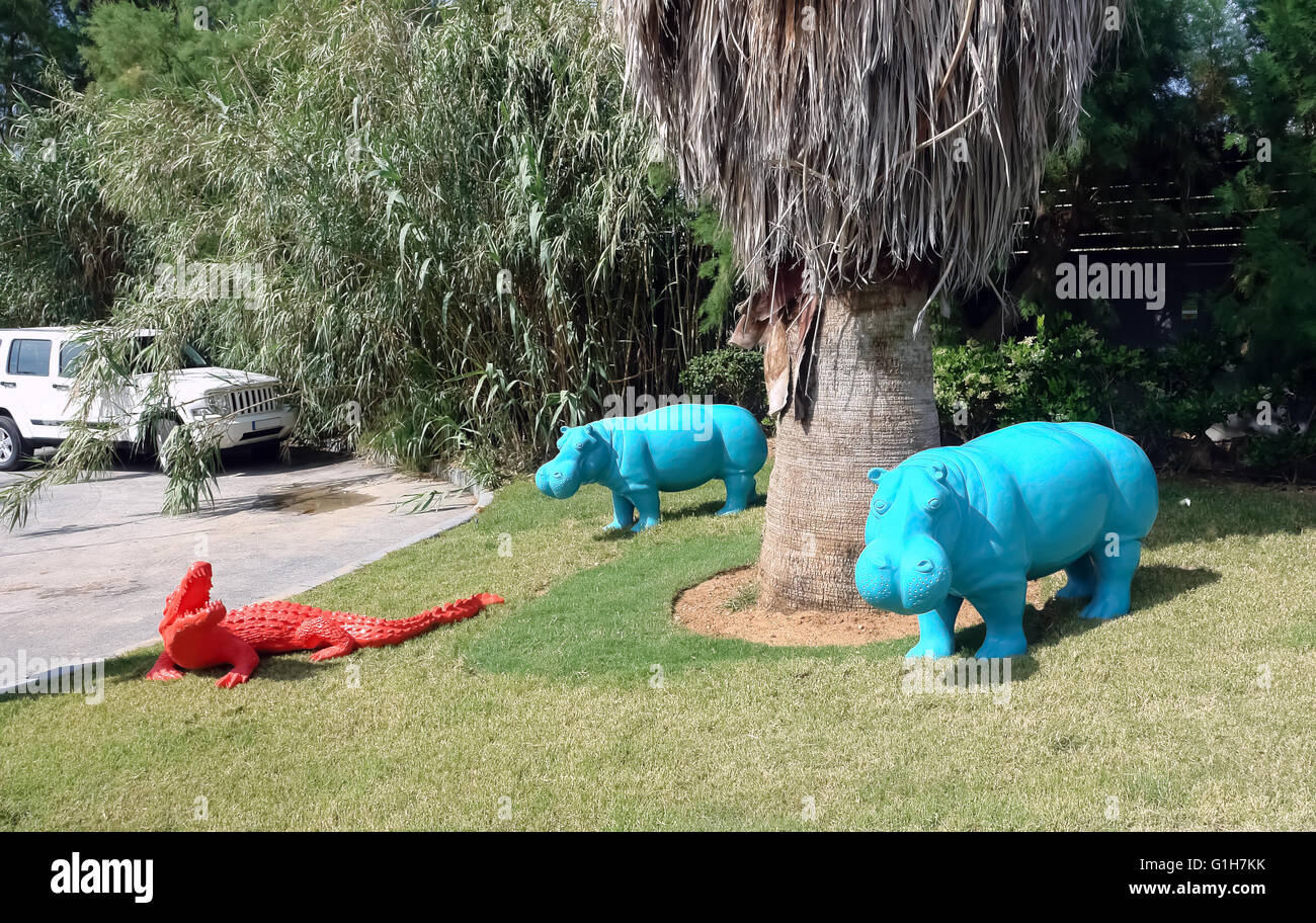 HERAKLION, Creta, Grecia - 13 Maggio 2014: due decorativi blu ippopotamo e coccodrillo rosso sul terreno della classe di lusso hotel Foto Stock