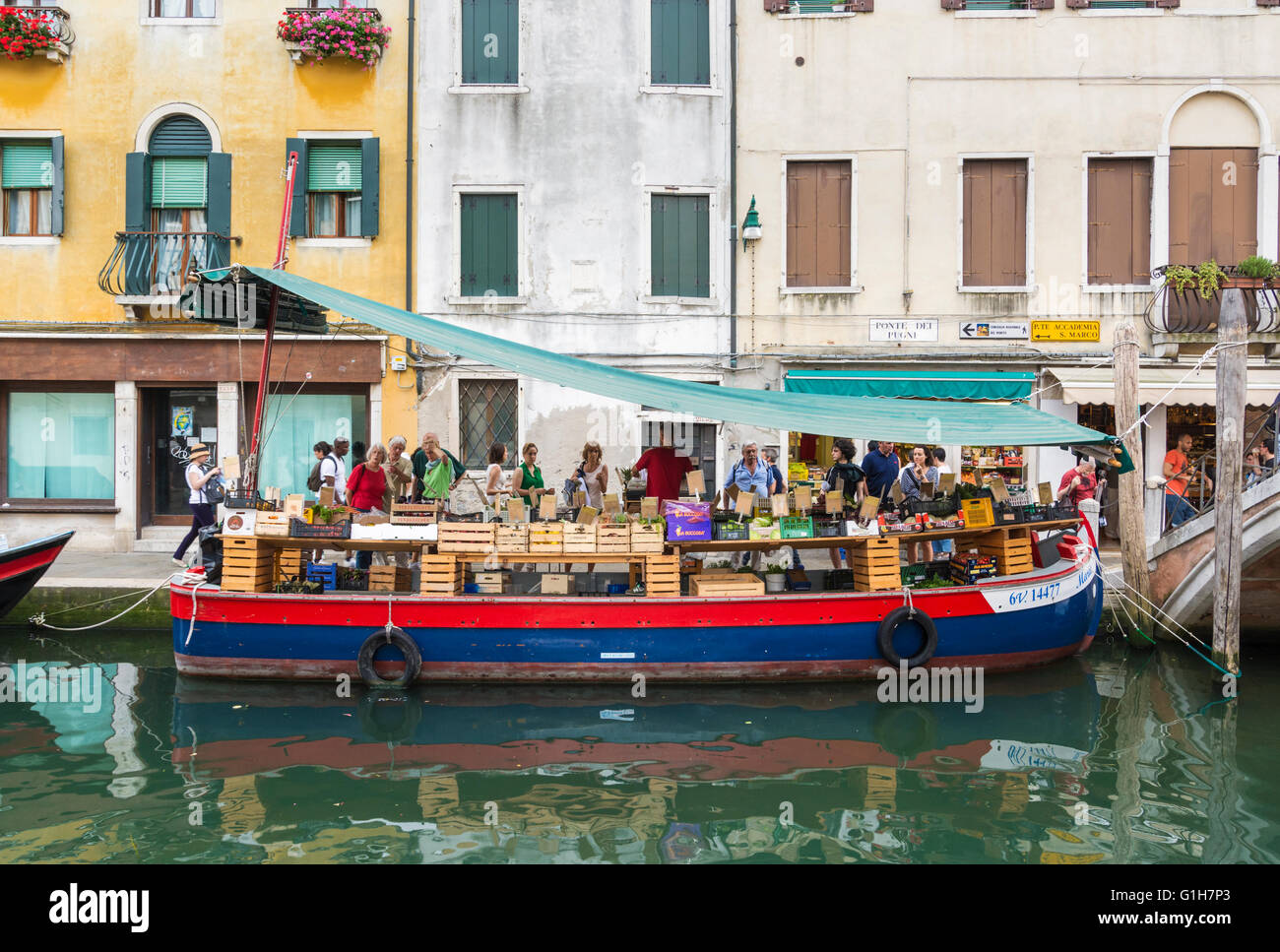 Frutta fresca e verdura essendo venduto da un mercato chiatta lungo il Rio di San Barnaba, Dorsoduro, Venezia, Italia Foto Stock
