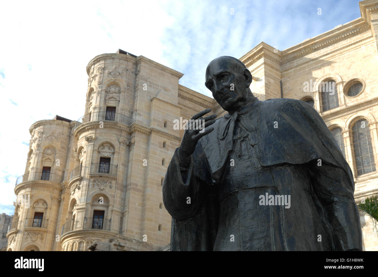 La scultura di un Vescovo di fronte Cattedrale di Malaga Spagna Foto Stock