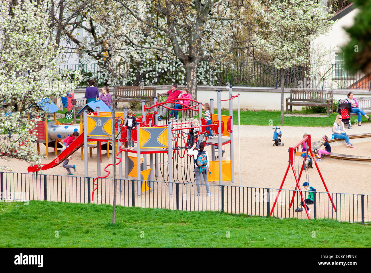 Repubblica Ceca, Praga - Parco giochi a minor Trimestre in primavera Foto Stock