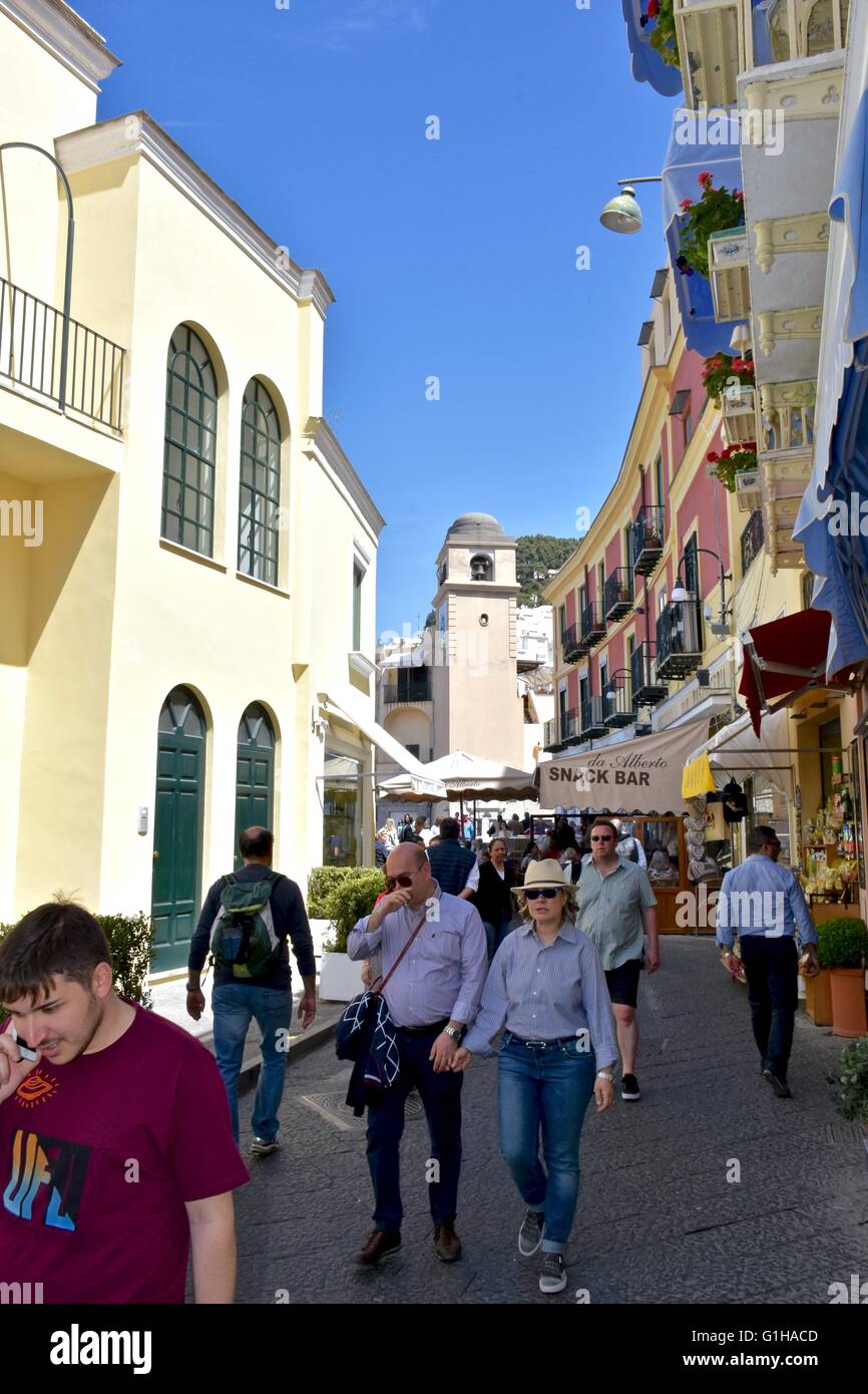 I turisti ad esplorare le strade di Anacapri sull' isola di Capri Foto Stock