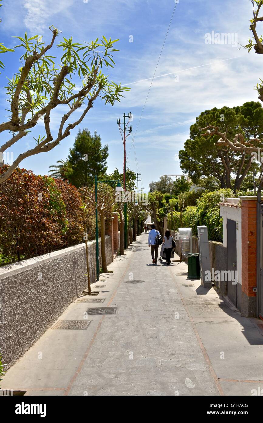 I turisti ad esplorare le strade di Anacapri sull' isola di Capri Foto Stock