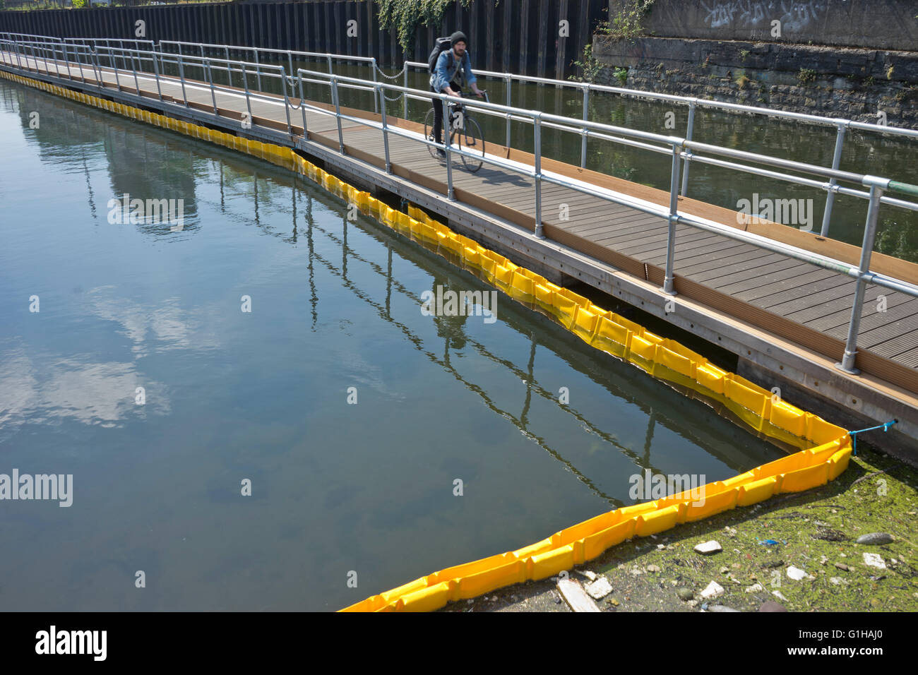 Ponte temporaneo dal fiume Lea vicino al Parco Olimpico e Bromley da prua a est di Londra. Regno Unito Foto Stock